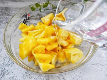 菠萝为什么要用盐水泡，可以抑制菠萝里的过敏物质