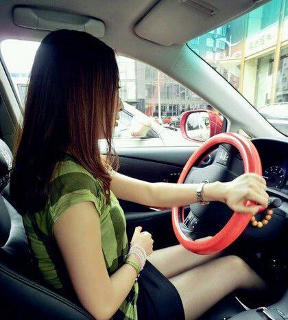 为什么女司机开车容易出事，女司机开车太吓人了视频
