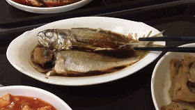 吃鱼不可以翻鱼的习俗由来，酒桌上吃鱼的一些讲究盘点