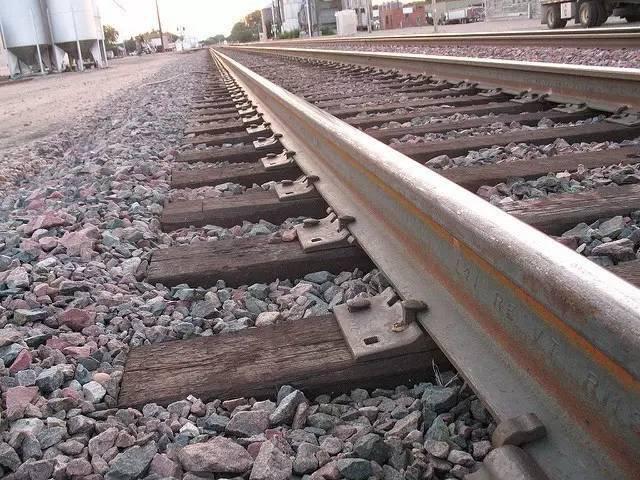 高铁铁轨无缝原理，高铁的铁轨为什么锈迹斑斑？