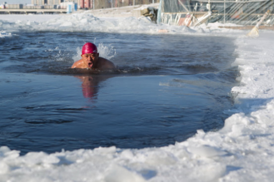室外水温8度游泳是冬泳吗？什么季节游泳是冬泳