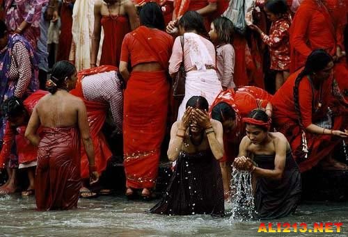 印度不分男女露天沐浴图，印度人的生活现状图片