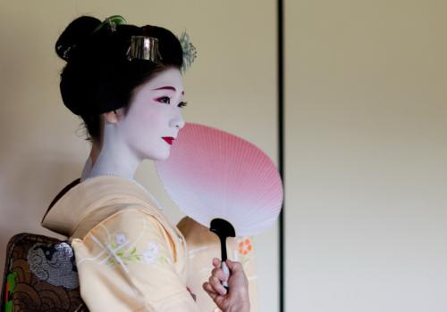 揭秘日本艺伎神秘生活，日本艺妓为什么是白脸？