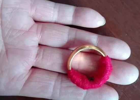 金戒指上面一般是什么宝石？金戒指为什么要缠红绳