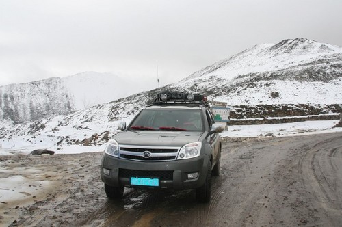 适合去西藏路上听的歌，去西�i开轿车可以去吗？