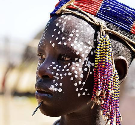 非洲原始部落少女生活组图，非洲现在还有奴隶吗？