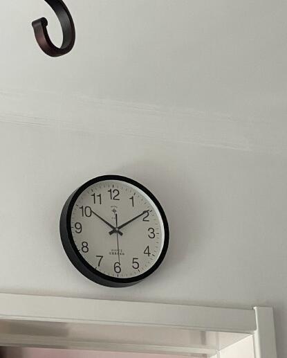 表挂在客厅什么位置好，客厅钟表一般挂多高？