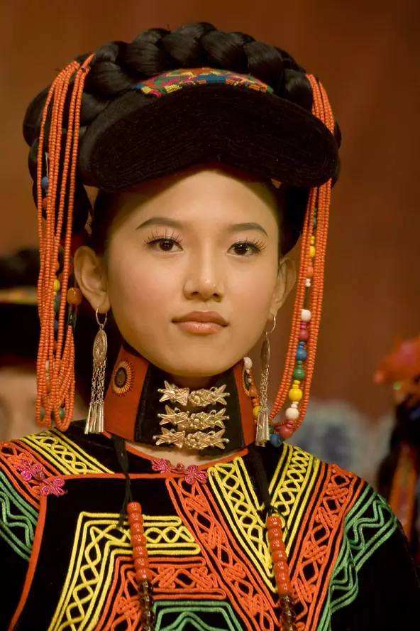 彝族女人为什么长的漂亮，彝族的女孩允许外嫁吗？