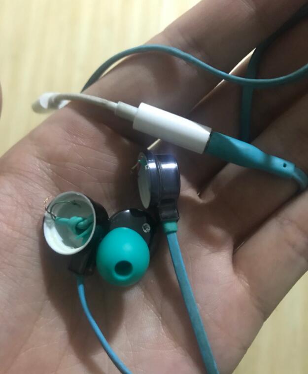耳机被摔一次有什么影响，耳机容易摔坏吗？
