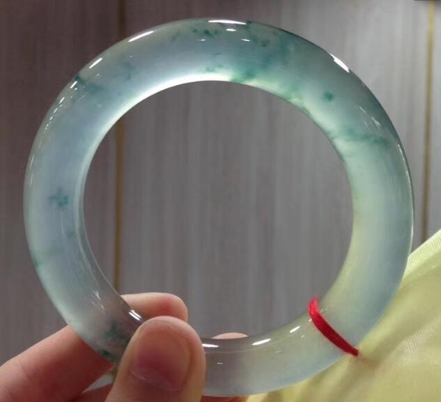 放水里鉴别死玉活玉的方法，两三百的玉可以养人吗？